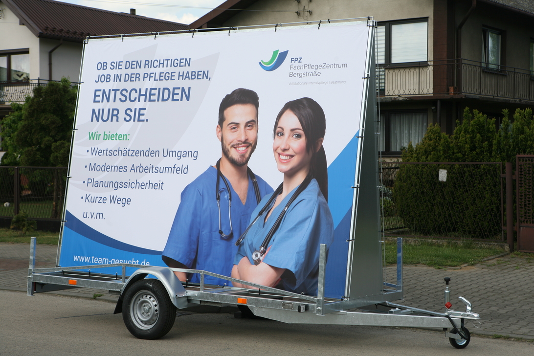 Mobiler Werbeanhänger mit grossflächiger Werbung an einer Hauptstrasse im Zürcher Oberland